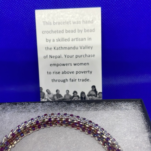 Sashka multi color stretch bracelet with box. - Picture 5 of 5